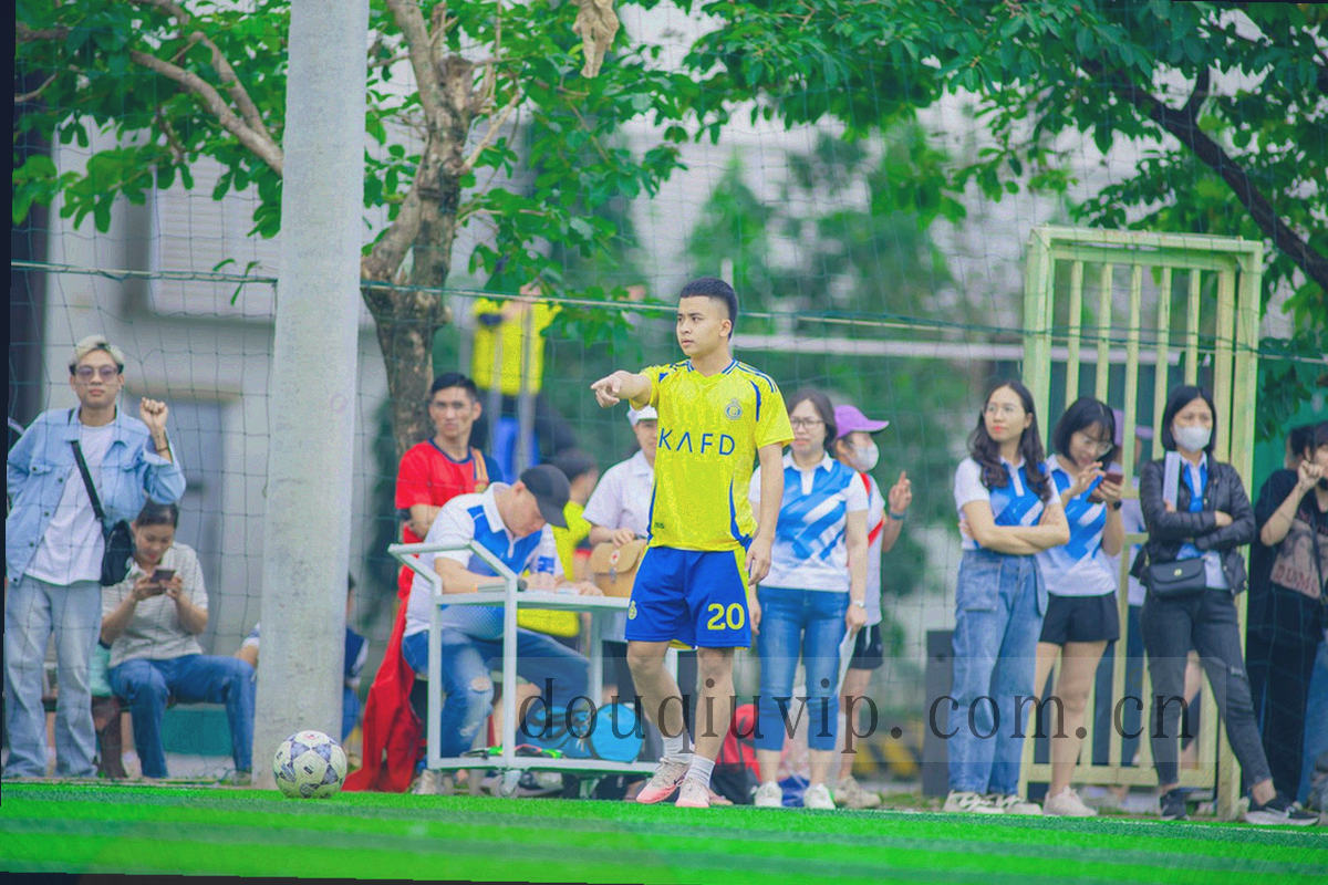 桌面俯拍：笔记本电脑、电话机与便签纸，旁边放着写有邮箱、电话与地址的三张联系卡片